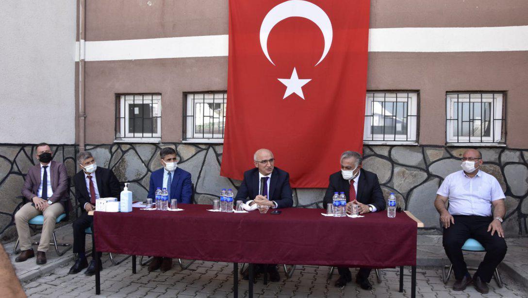 Millî Eğitim Bakanlığı Ölçme, Değerlendirme ve Sınav Hizmetleri Genel Müdürü Sayın Dr. Sadri ŞENSOY Iğdır'da